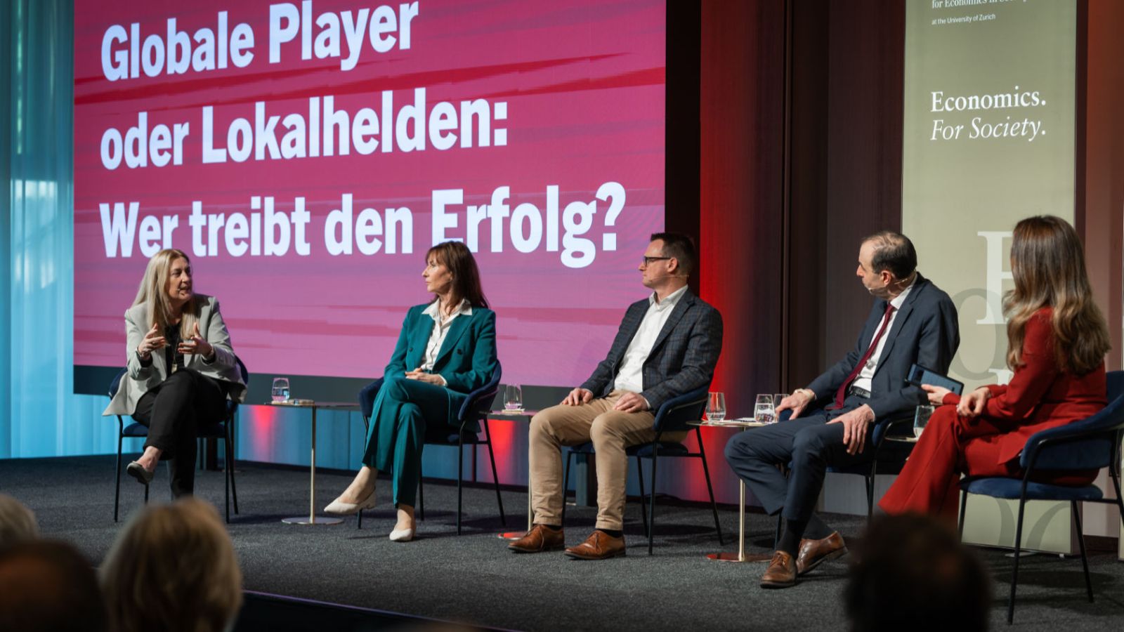 Prominent besetztes Panel: Helene Budliger Artieda (SECO-Direktorin), Suzanne Thoma (Sulzer-CEO), Urs Furrer (Direktor des Schweizerischen Gewerbeverbandes), Tobias Straumann (Professor für Wirtschaftsgeschichte an der UZH) und Moderatorin Carolin Roth.